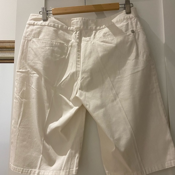 Tommy Bahama Bermuda length shorts size 8 - Picture 2 of 3